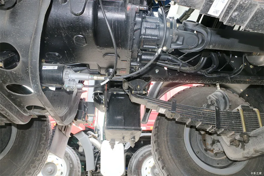 FAW Jiefang J6L 320-horsepower 8x4 8-cubic-meter concrete mixer truck (12)