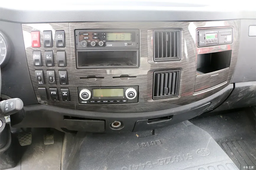 FAW Jiefang J6L 320-horsepower 8x4 8-cubic-meter concrete mixer truck (16)