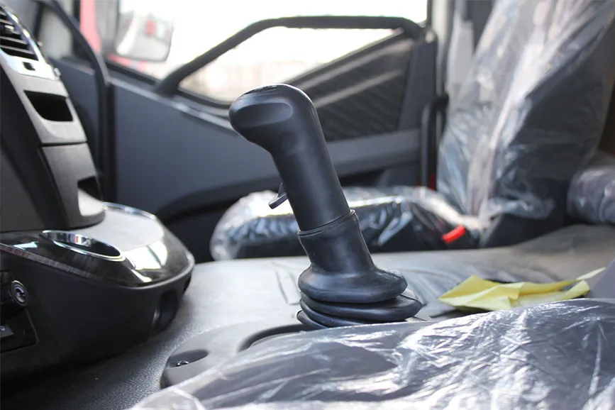 FAW Jiefang J6P 350-horsepower 6x4 5.02-cubic-meter concrete mixer truck cabin (4)