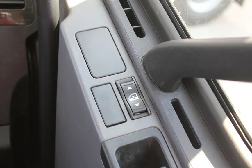 FAW Jiefang J6P 350-horsepower 6x4 5.02-cubic-meter concrete mixer truck cabin (5)