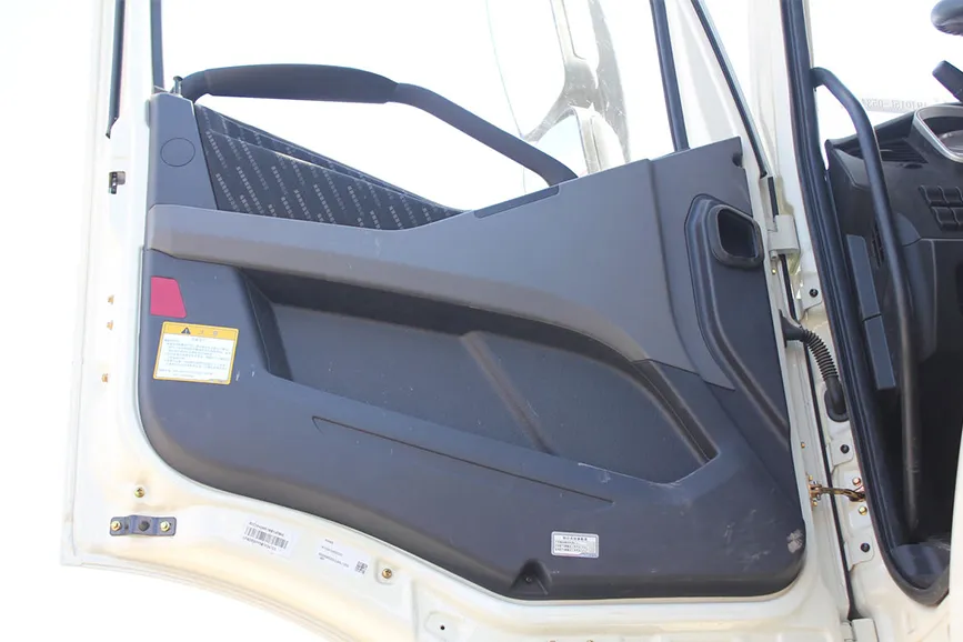 FAW Jiefang J6P 350-horsepower 6x4 5.02-cubic-meter concrete mixer truck cabin