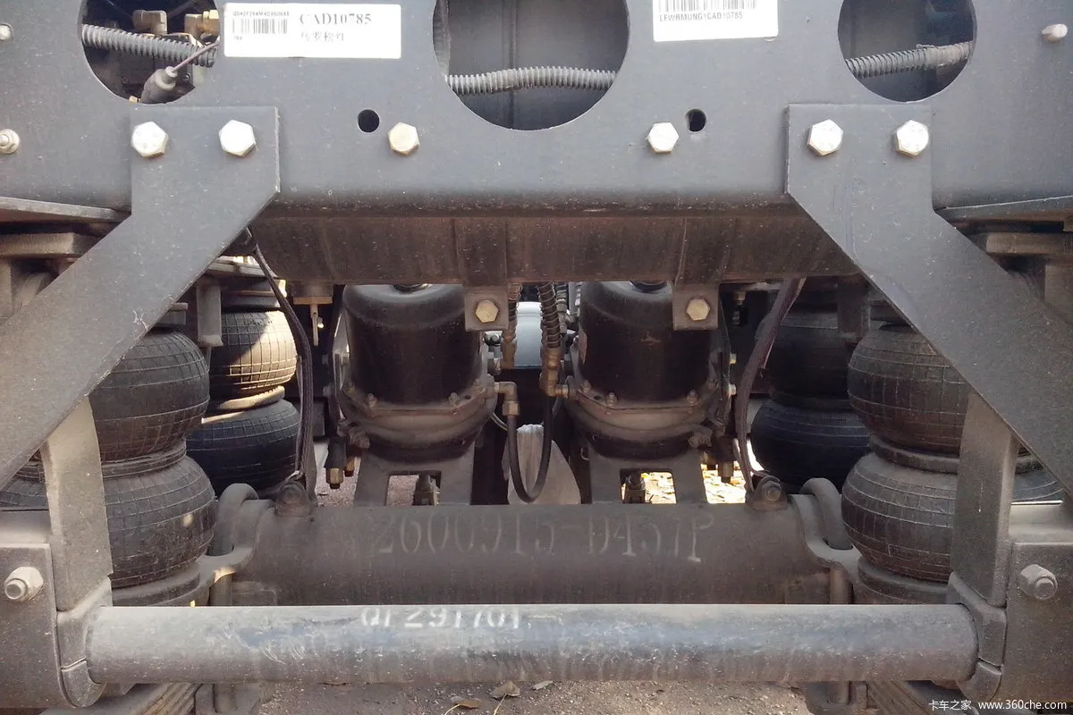 Faw J5M Truck 300HP 6X2 Tractor Chassis (1)